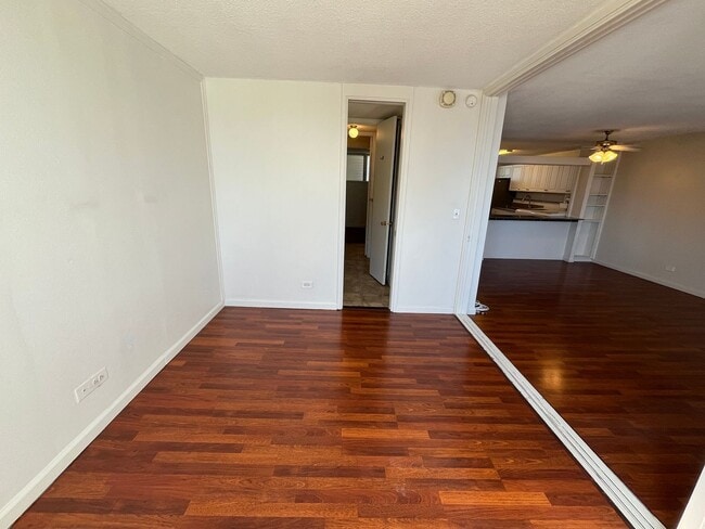 Building Photo - Woodrose (Honolulu) - Basic cable/electricity included!! 2 bedroom, 1.5 bathroom, 1 parking