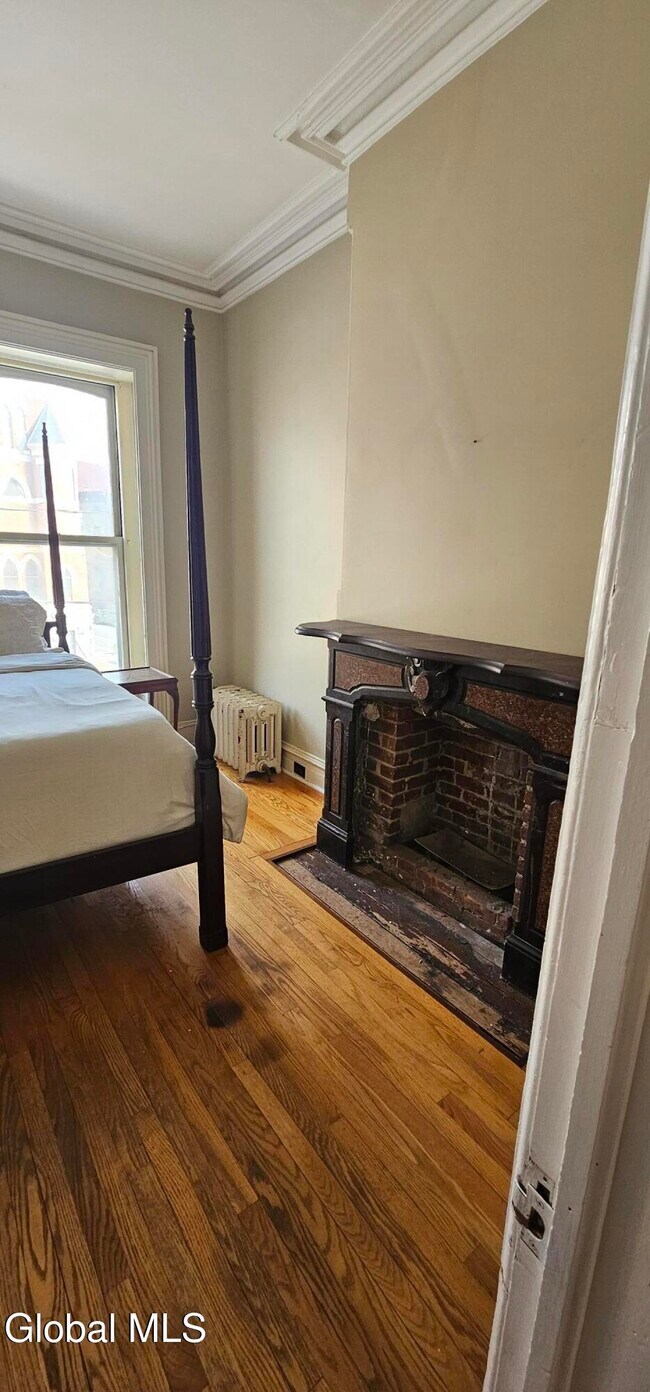 Building Photo - 44 Clinton Ave