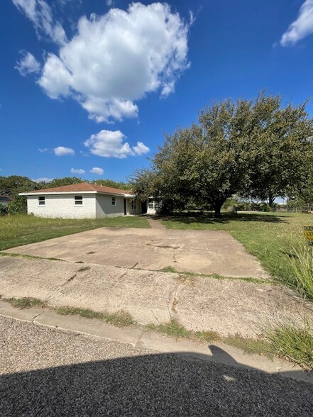 Building Photo - 105 Faye Dr