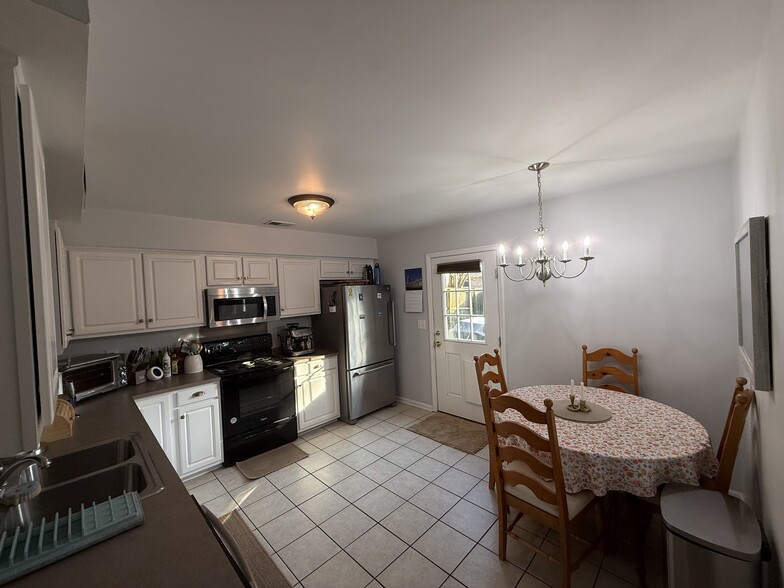 Building Photo - 208 Tanglewood Ave