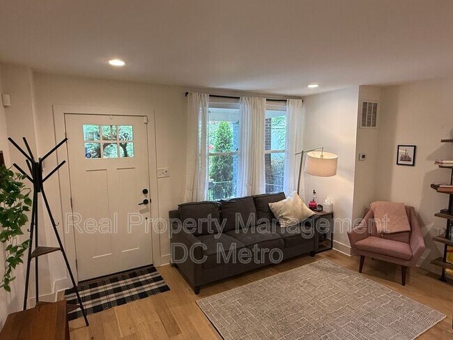 Building Photo - 1711 Lang Pl NE