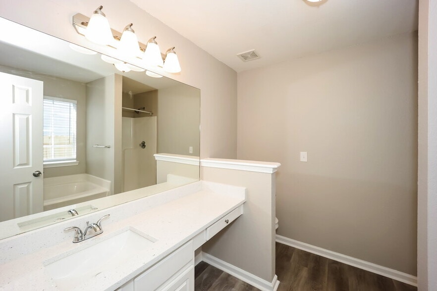 Building Photo - 4423 Ravenwood Dr