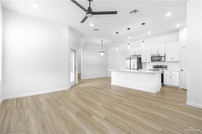 Building Photo - 2710 W Kerria Ave