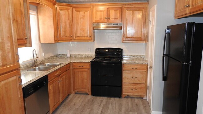 Building Photo - Cozy 3 bedrooms and 2 full baths home located on Holt Lane in Kansas City, KS
