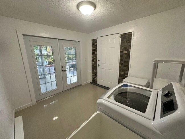 Building Photo - 104 NE 16th Ave