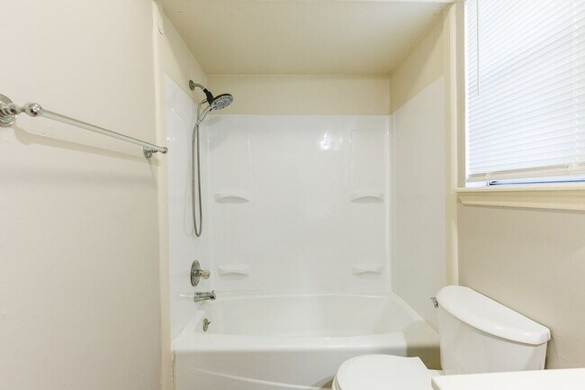 Building Photo - 2 Bedroom Duplex with MOVE IN SPECIAL