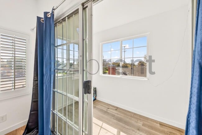 Building Photo - 2481 S Bundy Dr