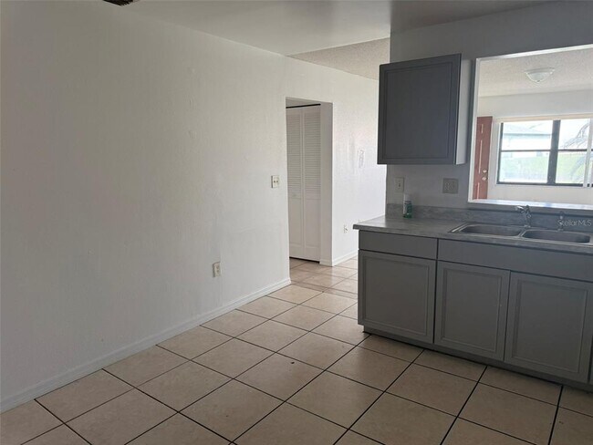 Building Photo - 638 Royalty Ct