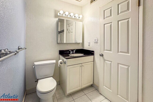 Building Photo - Pebble Creek | Lovely Condo | Prime Location