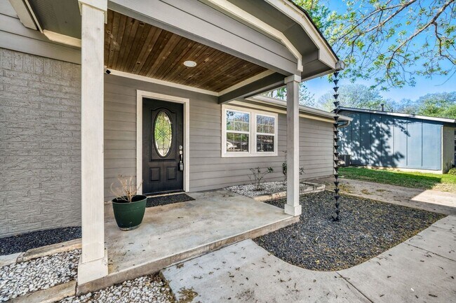 Building Photo - 5001 Canella Dr