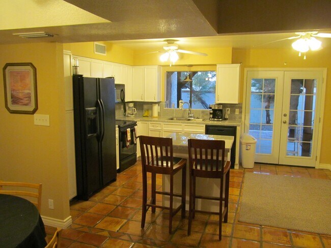Building Photo - 2BR/2BA HOME W/ 2 CAR GARAGE AND COMMUNITY POOL