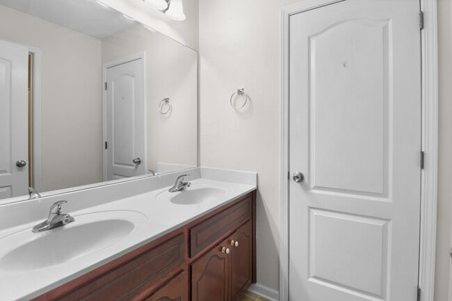 Building Photo - 420 Piney Dr