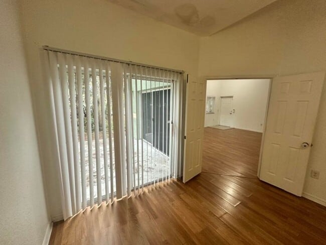 Building Photo - 220 Crestwood Cir