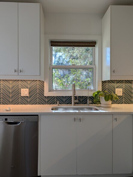 Kitchen - 1096 Oakfield Dr SE