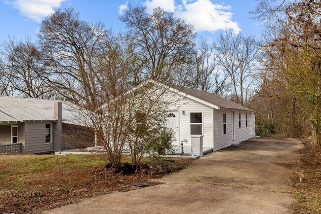 Building Photo - Cozy and Newly Renovated 3 Bedroom 2 Bath ...