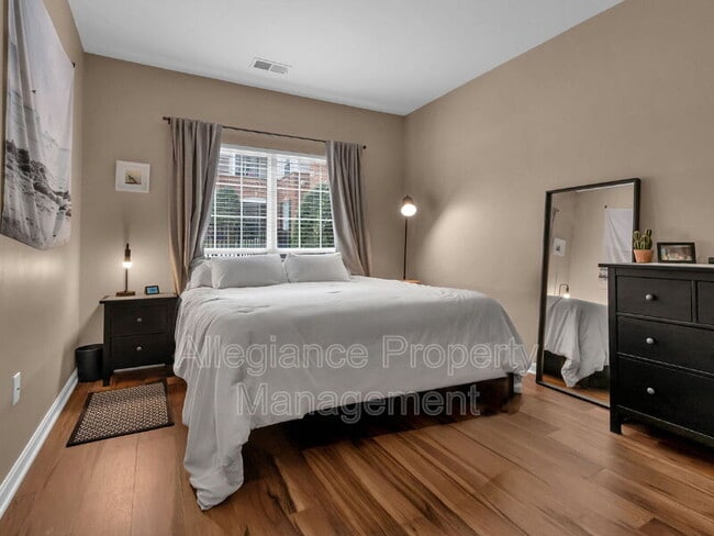 Building Photo - 4852 Eisenhower Ave