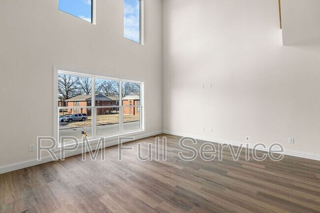 Building Photo - 2134 25th Ave N