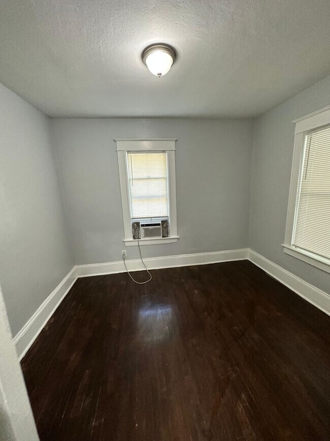 Building Photo - Fully Renovated 2/1 Single Family Ready to Move In!!!