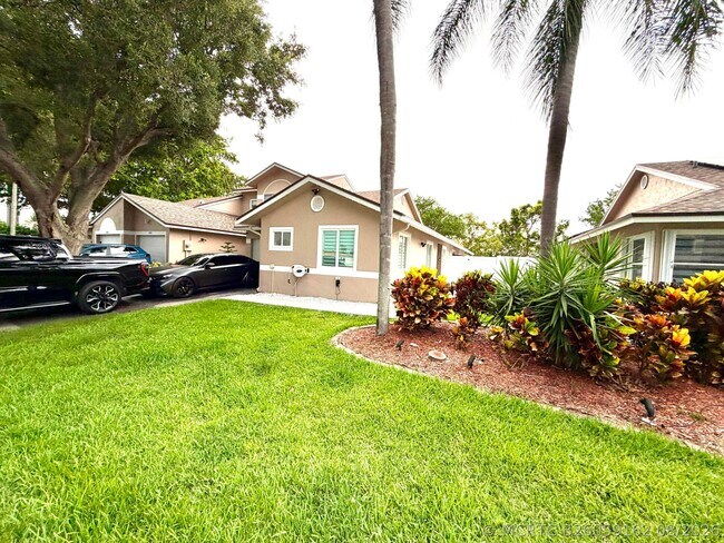 Building Photo - 4929 W Lakes Dr