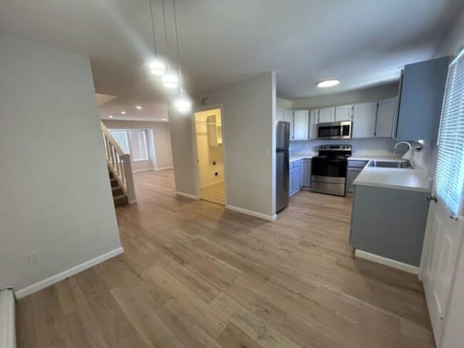 Building Photo - Completely Remodeled Townhome!!