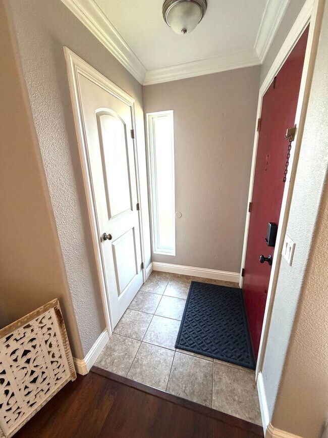 Building Photo - Desirable Home in Lincoln Village – A must see!