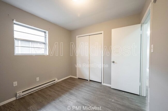 Building Photo - 823 Iowa St