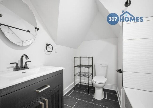 Building Photo - Modern Two Bedroom with Balcony in Holy Cross