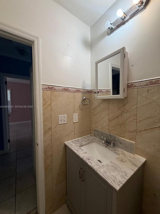 Building Photo - 2835 SW 37th Ct