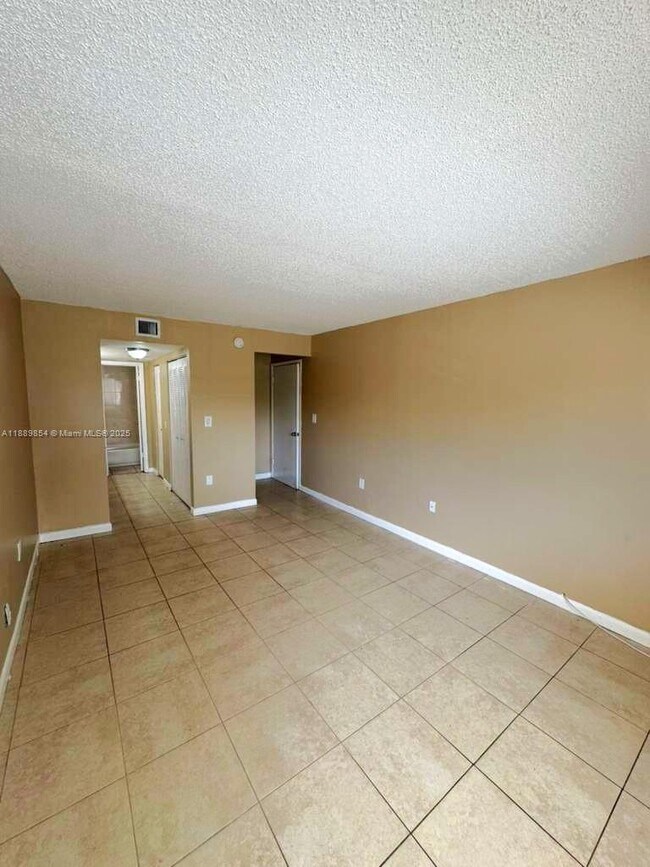 Building Photo - 711 N Pine Island Rd
