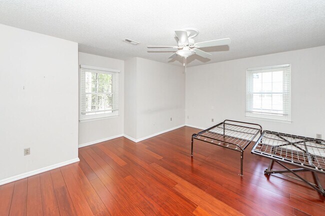 Building Photo - 4 Bedroom 2.5 Bath House in Montclair - We...