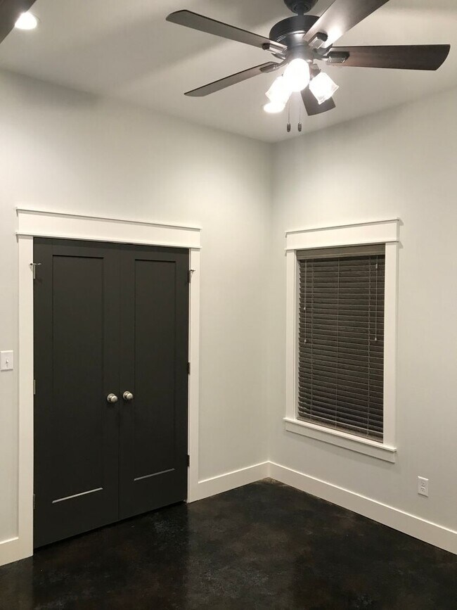 Building Photo - *****L@@K AT ME - 3 BR/2 BA BRYANT DUPLEX FOR RENT*****