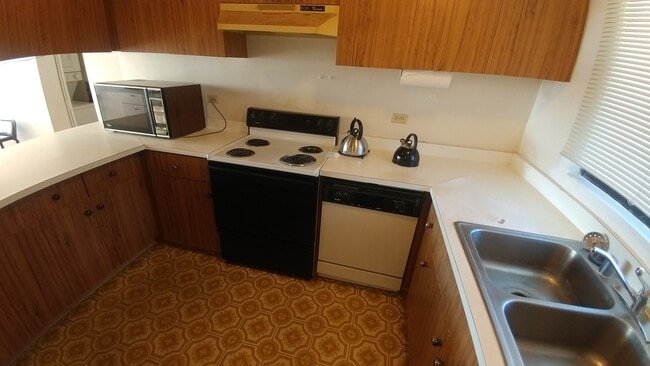 Building Photo - Partly Furnished Hawaii Kai Condo with Res...