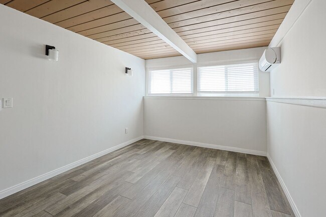 Building Photo - Spacious 5-Bedroom, 3-Bath Home – Convenie...