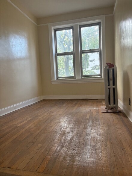 Room - 54 E Clifford Pl