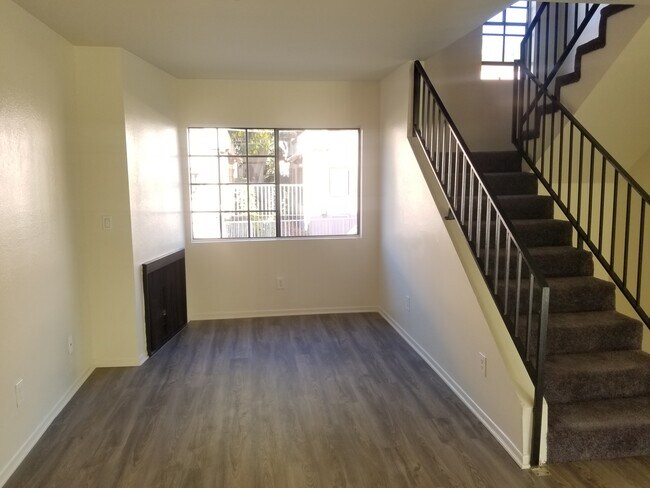 Living Rm w/ Fireplace - 2003 Vista Del Mar Ave