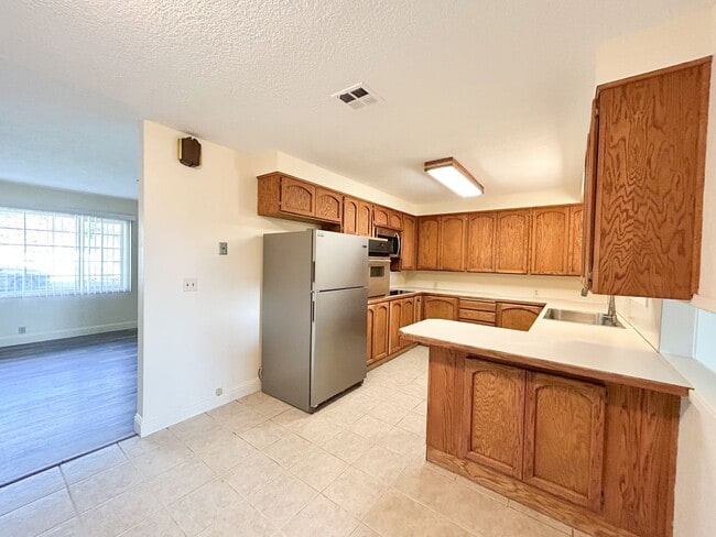 Building Photo - 3 Bedroom, 2.5 Bath House