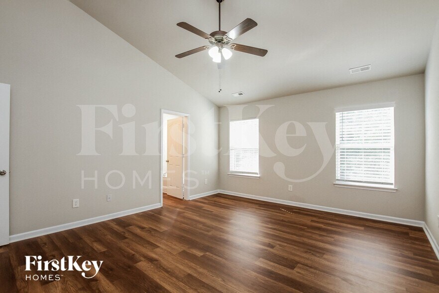 Building Photo - 1046 Mearn Rd