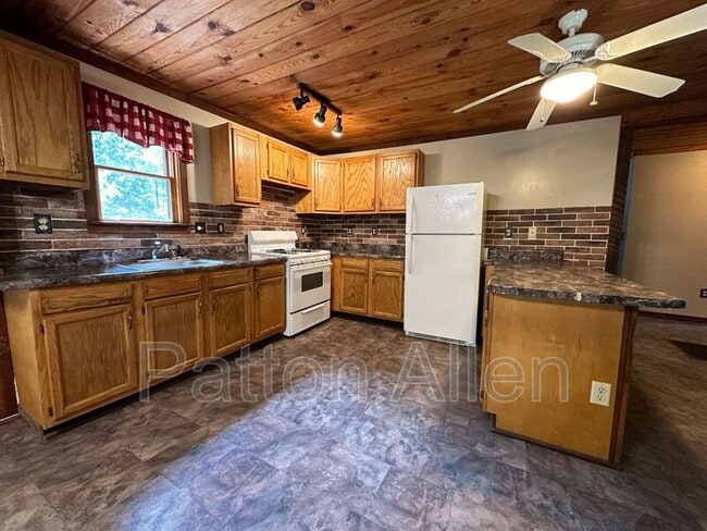 Building Photo - 267 Davis Creek Rd
