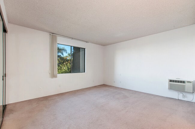 Building Photo - HUGE 2BD/2BA CONDO IN MISSION HILLS - AMAZ...