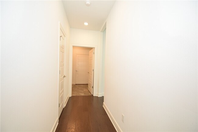 Building Photo - 4203 SW Bermuda Ave