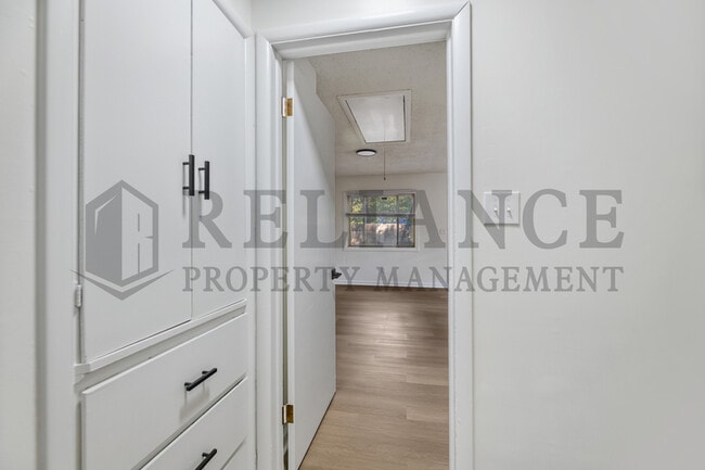 Building Photo - 2046 N Burns Ave