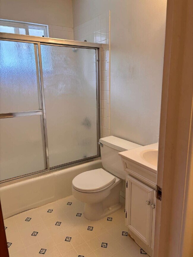 Building Photo - 3 BR bright, sunny, well-maintained house with large fenced yard and attached garage.