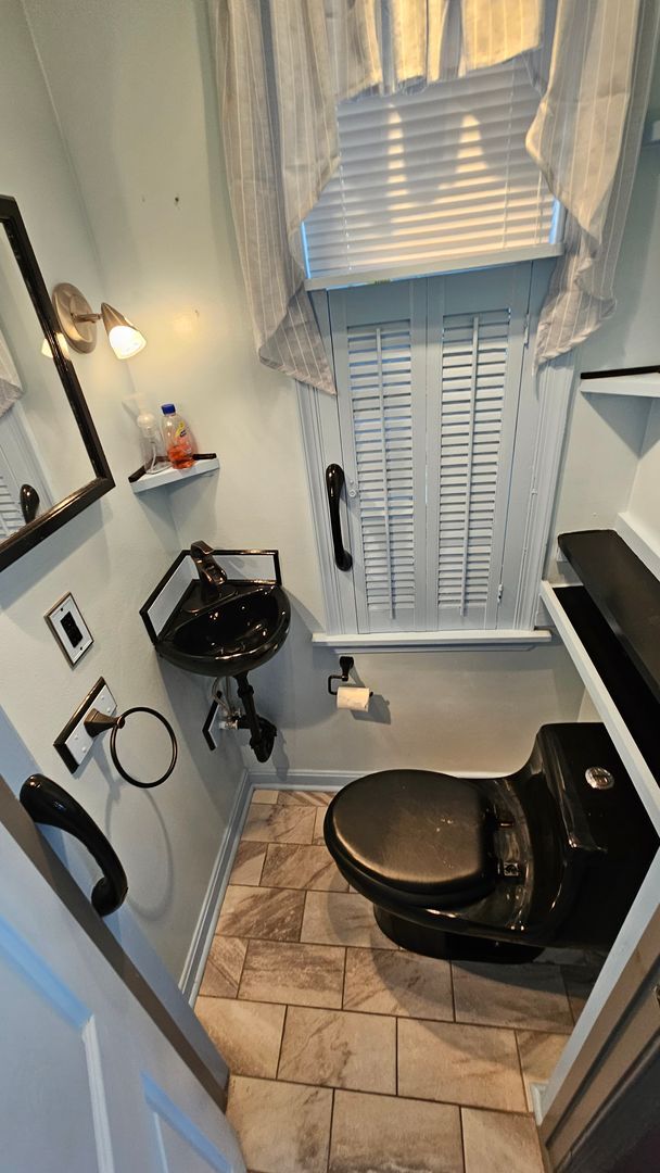 Building Photo - 3 Bedroom 1.5 Bath Private Home Must See K...