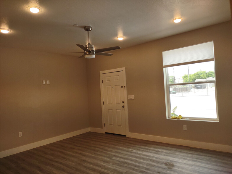Building Photo - Room in Apartment on Richlands Way