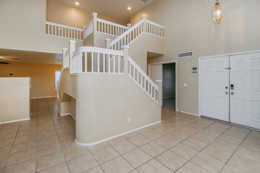 Building Photo - 919 W Juanita Ave