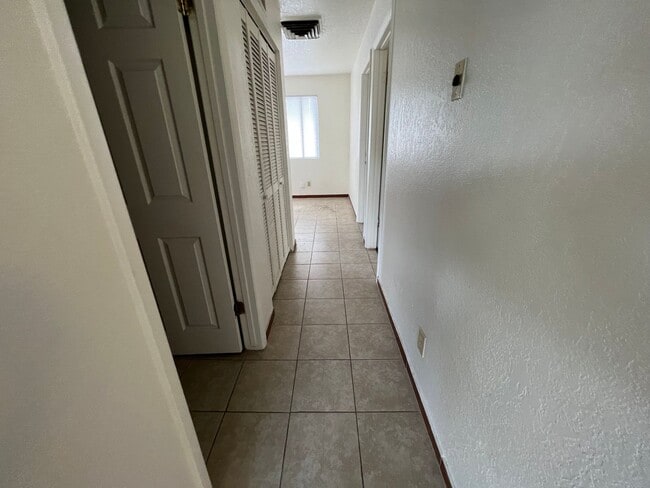 Building Photo - Diamond Ridge 02