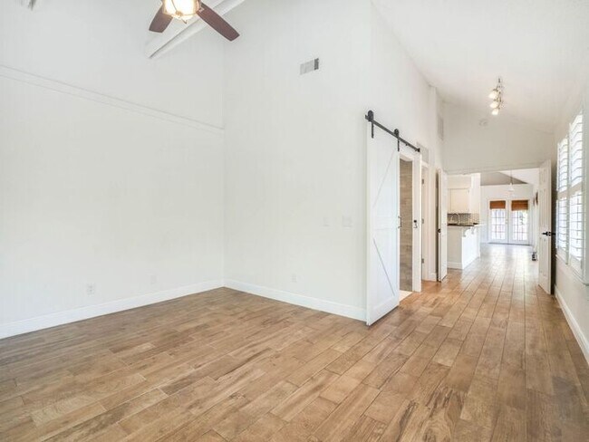 Building Photo - Charming 1/1 condo near Lake Virginia