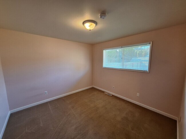 Building Photo - 5867 Madrona Dr