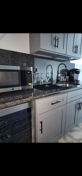Granite Countertop, Microwave, Wine cooler - 2 Park Ct