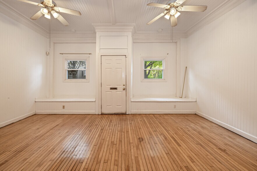 Living Rm w/ Built-in Benches - 2772 N Bremen St